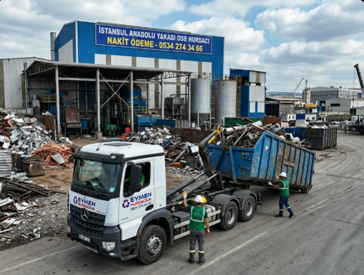 Eymen Hurdacılık vinçli kamyonu İstanbul Anadolu Yakası Organize Sanayi Bölgesi İAYOSB içerisindeki bir fabrikadan tonajlı demir hurdası yüklüyor 0534 274 34 66
